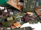 Убегая из Изюма, русские солдаты бросили личные вещи: кирзовые сапоги, шапки-ушанки и другое обмундирование, которое, кажется, мало изменилось со времен СССР
