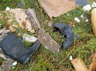 Убегая из Изюма, русские солдаты бросили личные вещи: кирзовые сапоги, шапки-ушанки и другое обмундирование, которое, кажется, мало изменилось со времен СССР