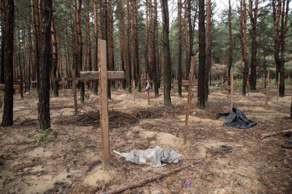 На місці масового поховання у звільненому місті Ізюм виявили понад 450 тіл людей, закатованих російськими окупантами. 