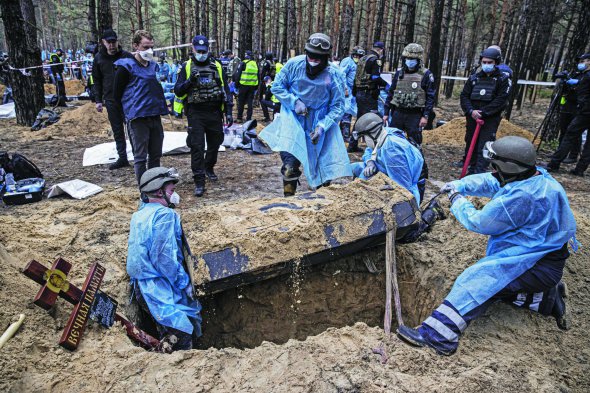 Криміналісти ексгумують тіла загиблих і померлих українців під час російської окупації в Ізюмі на Харківщині 16 вересня. Трупи намагатимуться ідентифікувати. За день дістали 40 тіл. Деякі мали зв’язані руки та сліди катувань. Виявлено понад 440 поховань