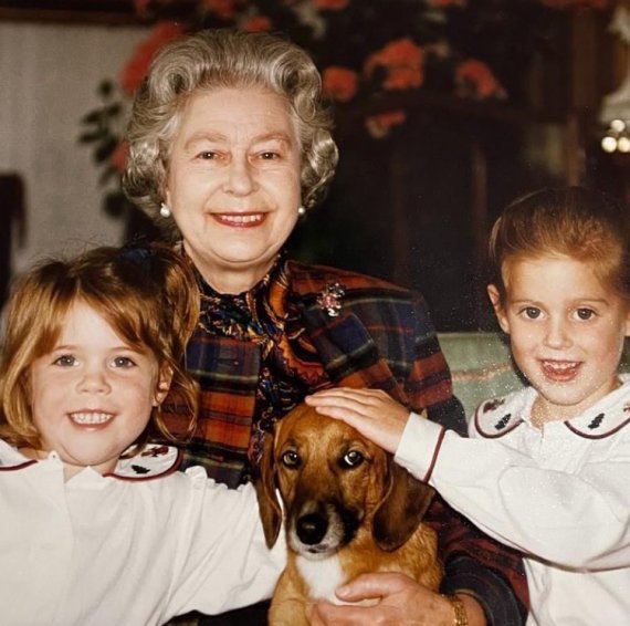 Внуки королевы Елизаветы II Беатрис и Евгения выложили фотографию с детства.