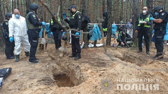 За два дні роботи на місці масового захоронення в місті Ізюм на Харківщині правоохоронці ексгумували 59 тіл загиблих.