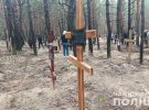 За два дня работы на месте массового захоронения в городе Изюм Харьковской области правоохранители эксгумировали 59 тел погибших.