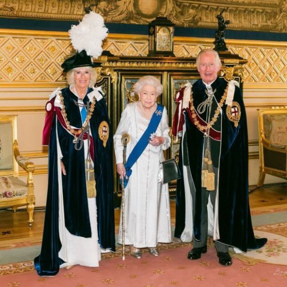 73-річний король Чарльз став найстаршим монархом в історії Британії, який коли-небудь сходив на престол. Його 75-річна дружина герцогиня Камілла носитиме титул королеви-консорта, як того побажала Її Величність королева Єлизавета II