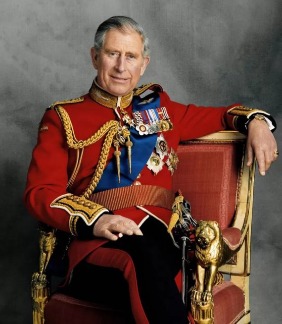 73-летний король Чарльз стал старейшим монархом в истории Британии, когда-либо сходившим на престол. Его 75-летняя жена герцогиня Камилла будет носить титул королевы-консорта, как того пожелала Ее Величество королева Елизавета II