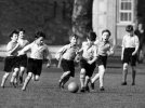 Чарльз грає у футбол з однокласниками у 1957 році.