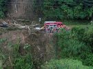 У Коста-Риці впав у прірву пасажирський автобус