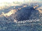Россияне выпустили ракеты по промышленной зоне Южно-Украинской АЭС в Николаевской области. На месте взрыва ракеты образовалась воронка диаметром 4 и глубиной 2 м
