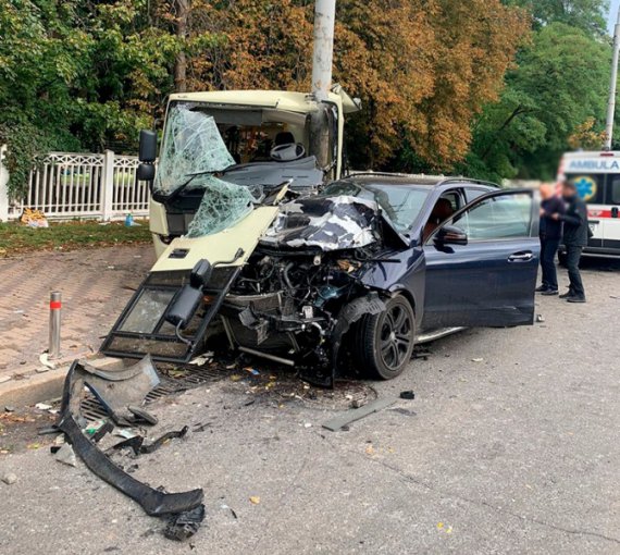 В Киеве водитель "Mercedes-Benz" не соблюдал безопасную дистанцию и врезался в автобус с пассажирами.