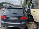 В Киеве водитель "Mercedes-Benz" не соблюдал безопасную дистанцию и врезался в автобус с пассажирами.