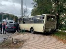 У Києві водій "Mercedes-Benz" не дотримався безпечної дистанції і врізався в автобус із пасажирами.