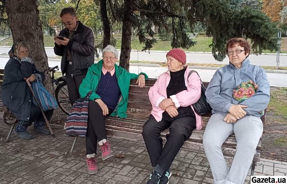 Ольга Володимирівна (ліворуч) та її знайомі чекають на гуманітарку та жаліються, що вже два тижні не їли хліба
