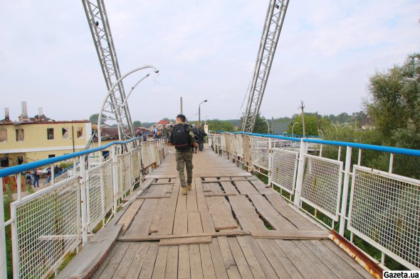 Разбитый пешеходный мост, соединяющий частный сектор Изюма с центром города
