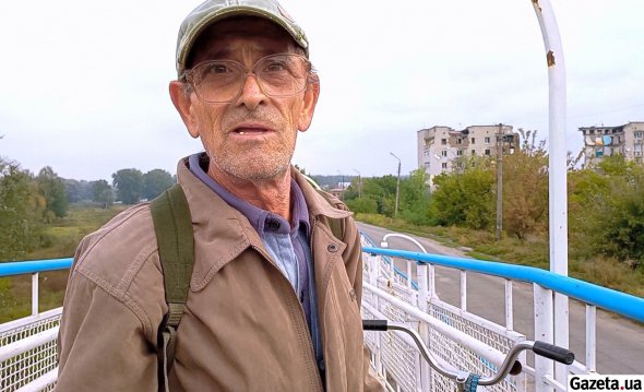 Іван майже щодня протягом 5 місяців їздить велосипедом на інший берег річки, щоб набрати питної води в джерелі - в Ізюмі відсутнє централізоване водопостачання
