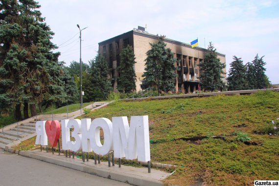 Розбомблений та випалений Ізюм показує, як насправді виглядають "піклування" та "захист" Росії