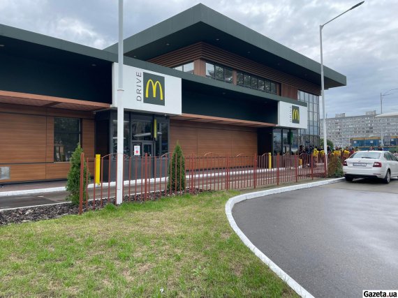 У Києві сьогодні відновили роботу три ресторани McDonald's. Щоправда поки вони працюють тільки на винос. Попри це ажіотаж на продукцію дуже високий. У службах доставки не вистачає кур'єрів, щоб розвести усі замовлення. Та і самі працівники ресторанів ледь встигають готувати таку кількість фастфудів