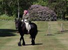 Елизавета II катается верхом на 14-летнем пони Фелл Балморал Ферн в парке Виндзор Хоум 2020 года