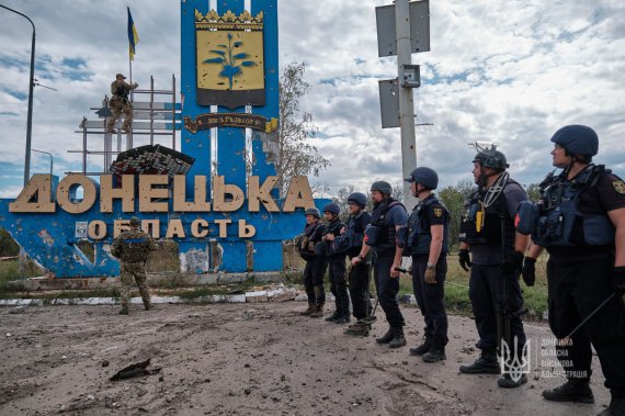 На стелле между Донецкой и Харьковской областей подняли украинский флаг.