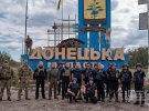 На стелі, встановленій на межі Донецької і Харківської областей підняли український прапор.