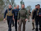 На встановленні прапора були голова Донецької обласної військової адмінітсрації Павло Кириленко, перший заступник міністра внутрішніх справ Євгеній Єнін і голова ДСНС Сергій Крук.