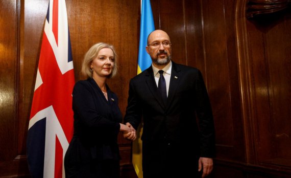 Премьер-министр Украины Денис Шмыгаль встретился с премьером Великобритании Лиз Трасс в Нью-Йорке.