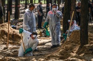 Судово-медичні експерти розкопують могили в лісі на околиці­­ міста Ізюм Харківської області. Після деокупації там знайшли майже 450 могил. Станом на 18 вересня з масового поховання ексгумували 59 тіл: 16 цивільних чоловіків і 26 жінок, 17 військовослужбовців. На деяких ексгумованих тілах видно сліди катувань