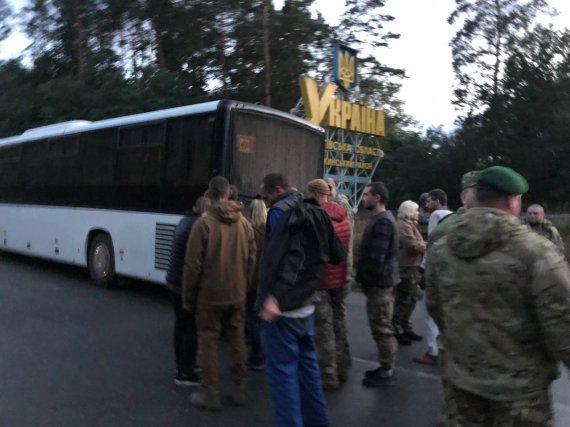 215 украинцев вернулись вчера из плена. Самая крупная операция по обмену пленными