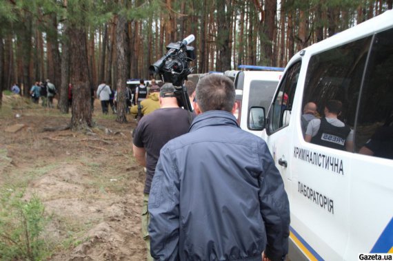 В Ізюмі знаходять нові місця масових поховань