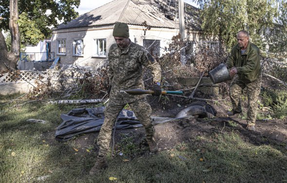 Украинские военные в освобожденном селе Харьковской области 