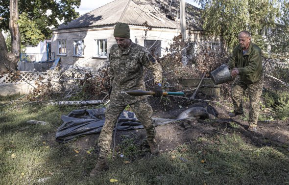 Українські військові у звільненому селі Харківської області