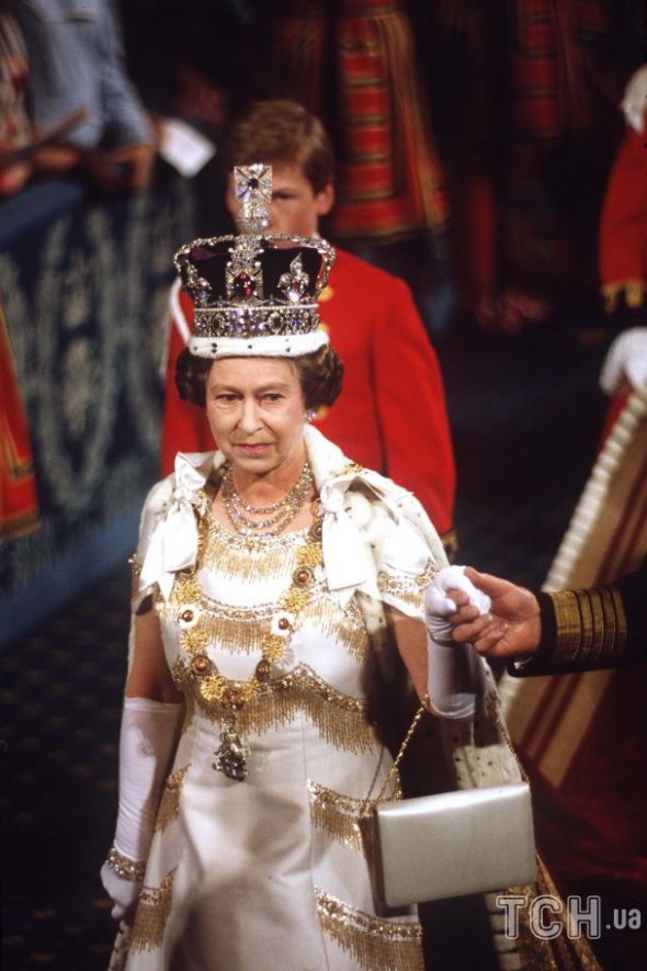 Королева Єлизавета II у короні Британської імперії