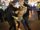 Полиция задерживает девушку, вышедшую на акцию протеста против частичной мобилизации, объявленной президентом России Владимиром Путиным, 21 сентября 2022 года