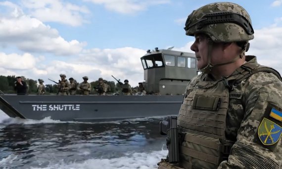 Командующий Объединенными Силами ВСУ генерал-лейтенант Сергей Наев показал тренировку дивизиона речных катеров, среди которых видны десантные катера SHERP the SHUTTLE