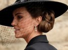 На похороны королевы принцесса Уэльская одела несколько украшений из жемчуга и бриллиантов: серьги, браслет и чокер