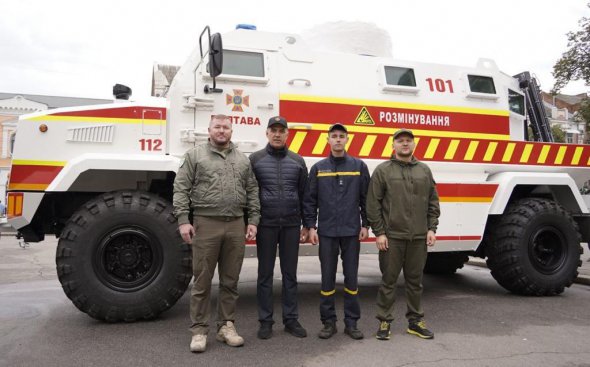 До Дня рятівника працівникам ДСНСУ в Полтаській області завод АвтоКрАЗ, де Костянтин Жеваго є найбільшим акціонером, передав броньований автомобіль Shrek-RCV для виконання робіт з розмінування. Підприємство зробило це разом із Благодійнім фондом Полтавського гірничо-збагачувального комбінату (ПГЗК) Компанії Ferrexpo.  Вартість розміновувача становить понад 16 млн. грн. 