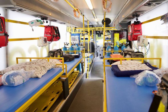 Полтавські військові медики отримали унікальний автобус для евакуації поранених бійців і цивільних та надання їм допомоги
