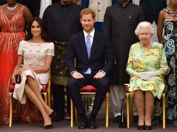 Королева Великої Британії Єлизавета ІІ не приховувала, що вважала онука принца Гаррі улюбленцем. На фото (ліворуч) поруч з Гаррі його дружина Меган Маркл