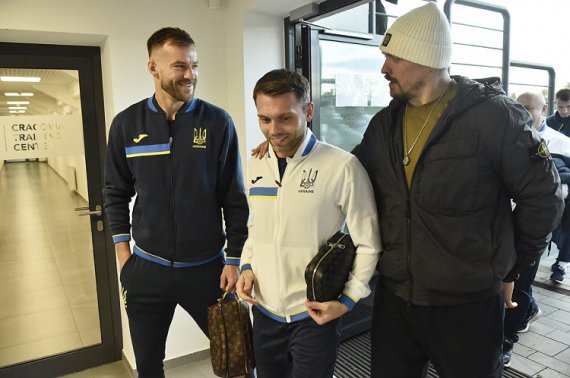 Чемпион мира Александр Усик посетил сборную Украины по футболу в Польше
