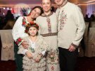 Тоня Матвієнко разом з родиною