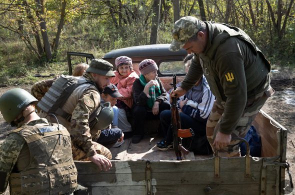 Українські військові допомагають мирним жителям залишити села довкола Лиману 