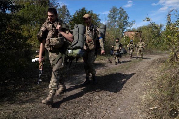 Солдаты возле Лимана. Российские войска контролируют город, но Украина отчаянно борется за его возвращение 