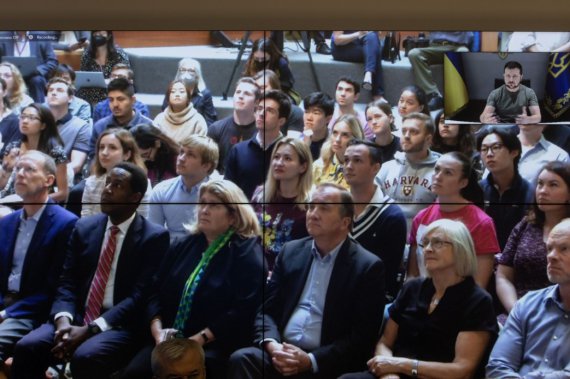 Президент Украины Владимир Зеленский выступил перед студентами и преподавателями Гарвардского университета