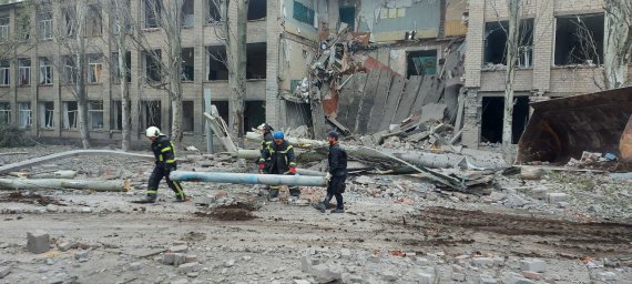 Рятувальники дістали тіло загиблої жінки з-під завалів частково зруйнованої будівлі школи у місті Миколаївка на Донеччині.