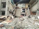 Спасатели достали тело погибшей женщины из-под завалов частично разрушенного здания школы в городе Николаевка Донецкой области.