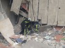 Рятувальники дістали тіло загиблої жінки з-під завалів частково зруйнованої будівлі школи у місті Миколаївка на Донеччині.