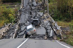 Автомобілі провалюються крізь зруйнований міст через річку Оскіл у місті Куп’янськ, Харківська область. У вересні переправу зруйнували Збройні сили України. Завдяки цьому російські війська втратили можливість отримувати підкріплення