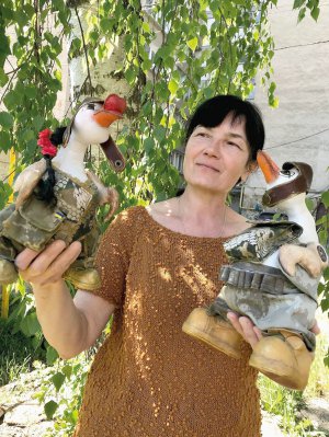 Вінничанка Наталія Дремлюга шиє ляльки 2019 року. Останнім часом виготовляє бойових гусаків. Гусак Джонсон — найпопулярніша серед іграшок
