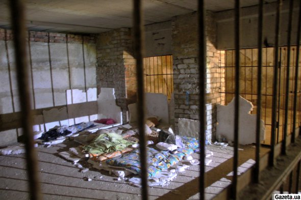 У загратованій загородці в підвалі росіяни утримували українських бранців - на невеликій площі бувало і по 30 людей, яким доводилося спати стоячи