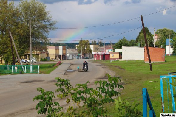 Селище зазнало не дуже великих руйнувань - більшість будівель вціліла