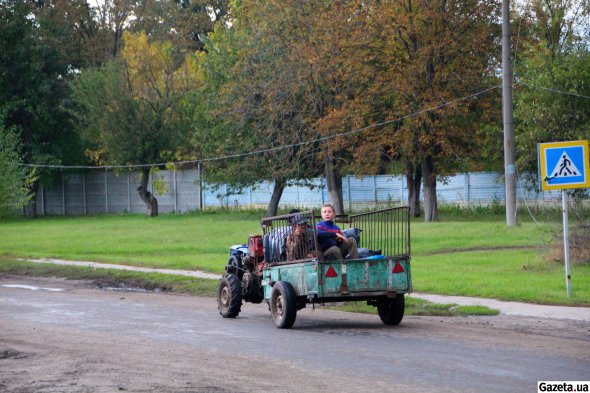 Люди, які залишилися у Козачій Лопані, живут на грані гумінатірної катастрофи - без грошей, газу та електрики